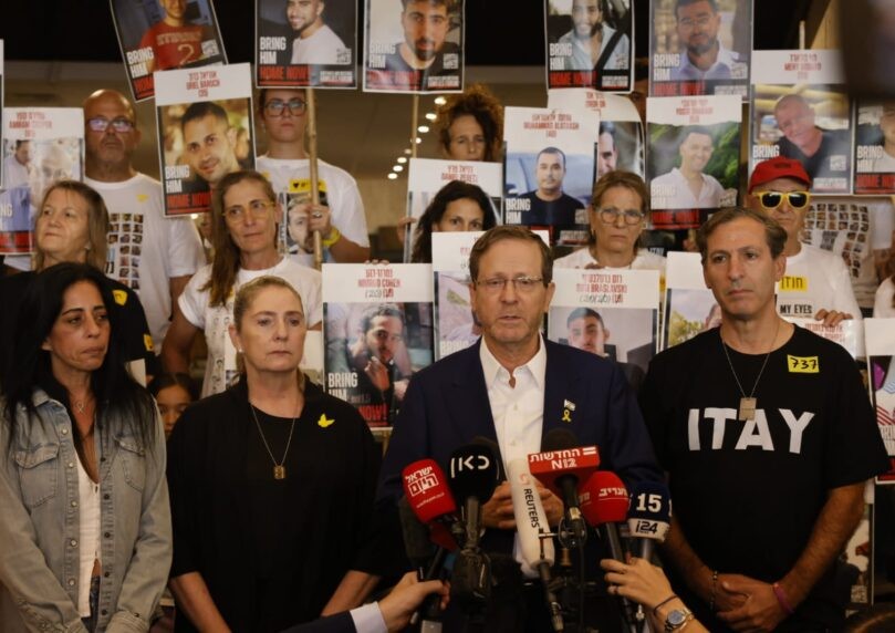 נשיא המדינה בכיכר החטופים: "חמאס חייב למלא מה שהתחייב לו"