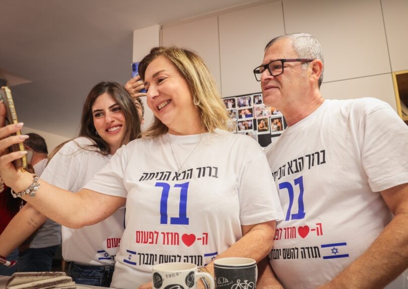 דמעות של אושר: משפחות שורדי השבי צופות במפגשם עם כוחותינו