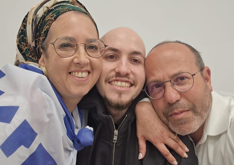 החיוך ששווה הכל: איתן מור נפגש עם הורים