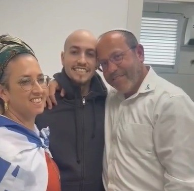 איתן מור במפגש המרגש עם הוריו: "תמיד השווצתי בחינוך שלכם"