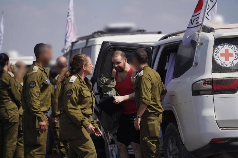 אחרי שנתיים בשבי: איתן הורן נפגש עם נציגי צה"ל | תיעוד