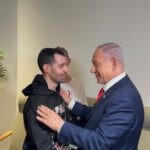 צפו: רה"מ נתניהו ורעייתו נפגשו עם שורדי השבי בבית החולים