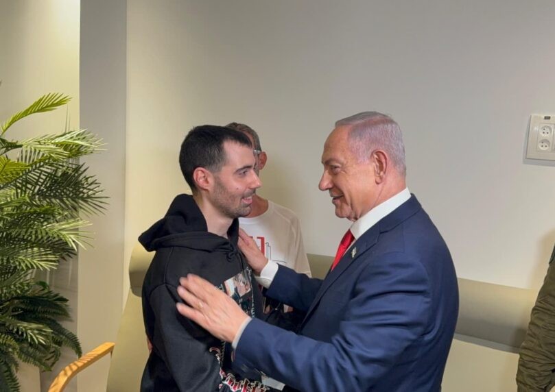 צפו: רה"מ נתניהו ורעייתו נפגשו עם שורדי השבי בבית החולים