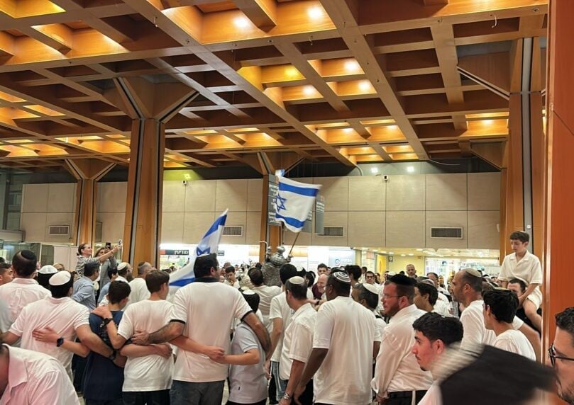 שמחת תורה בבית החולים: הקפות שניות מרגשות בתל השומר | צפו
