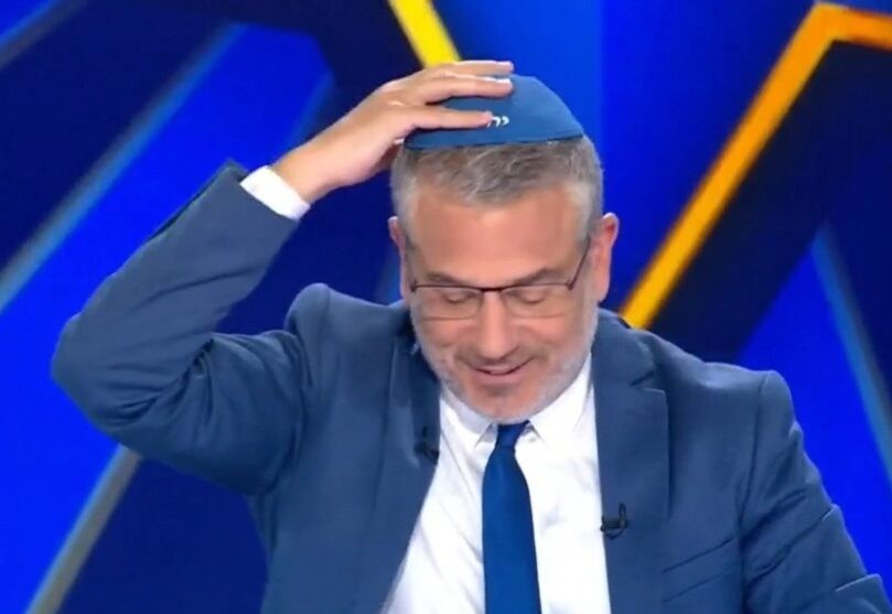 ינון מגל חבש כיפה - והודה לבורא עולם על השקת האולפן החדש