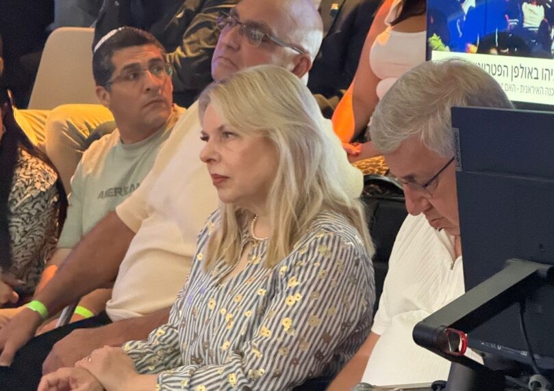 חלק מהקהל: רעיית ראש הממשלה צופה בריאיון מהאולפן החדש | צפו