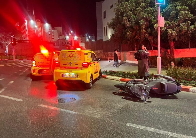תאונה קשה בירושלים: הולך רגל ורוכב אופנוע נפגעו בראשם