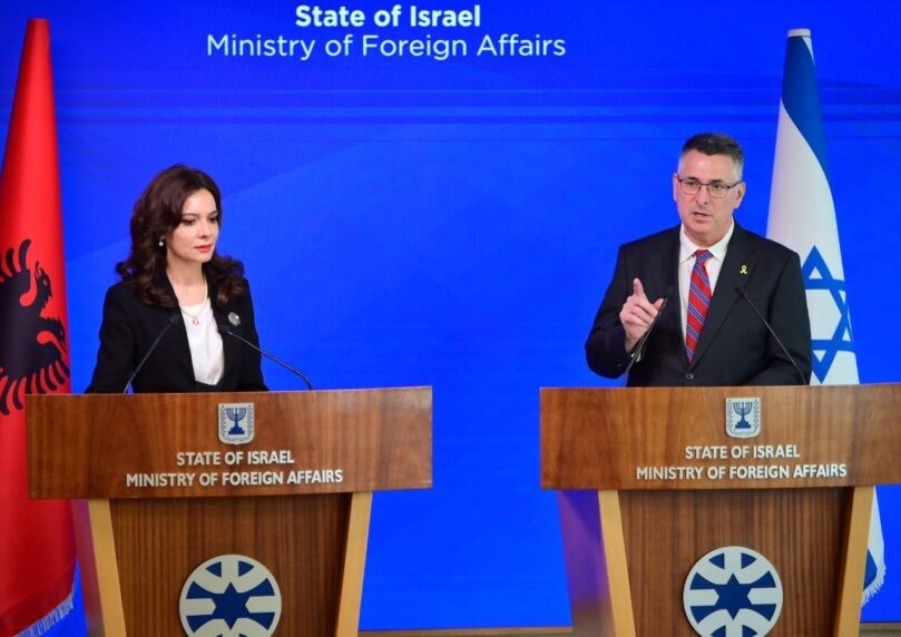 שר החוץ גדעון סער עולה להתקפה נגד בית הדין בהאג