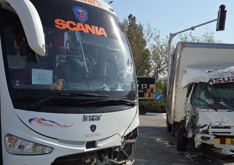 15 פצועים בתאונה בצפון בין אוטובוס למשאית - בן 40 במצב קשה