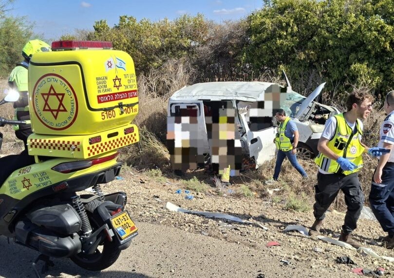 נהג נפצע באורך קשה בהתהפכות רכב לתעלה בכביש 44