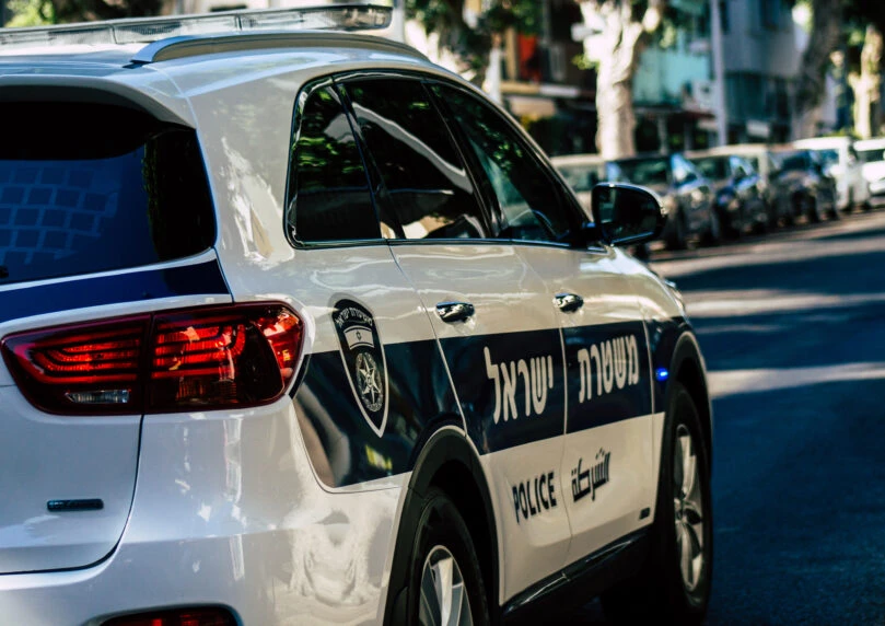 צפו: נערים על סקייטבורד קשרו עצמם לרכב תוך סיכון חייהם