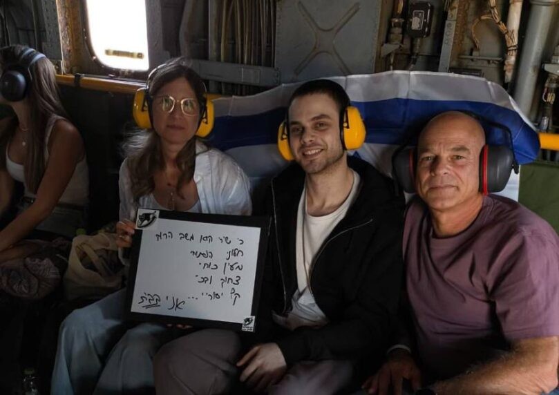 התיעוד של אלון אהל לצד הוריו - והמסר שכתב על הלוח המחיק | צילום: דובר צה"ל