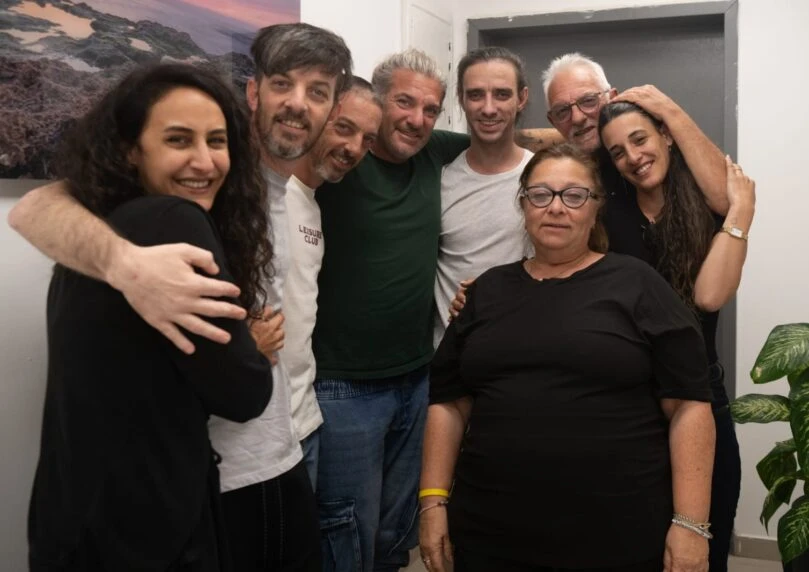 עטופים באהבה: הלילה הראשון של שורדי השבי על אדמת המולדת