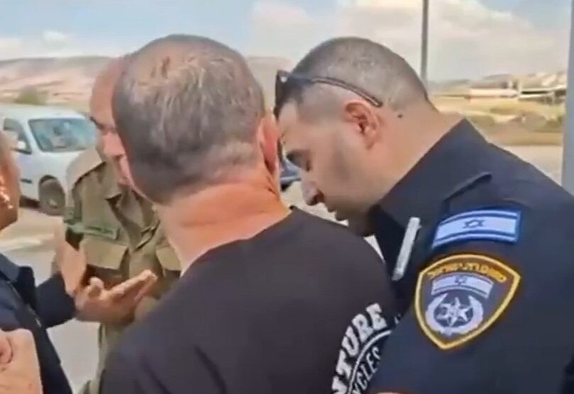 בעודו לובש מדים: תת-אלוף ניסה למנוע משוטרת לעצור פעיל שמאל
