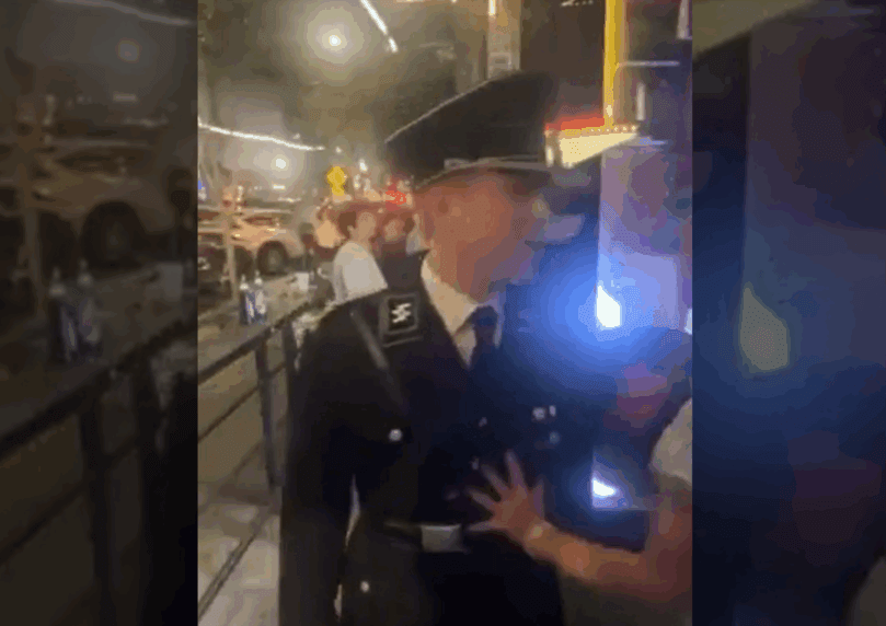 "היה גאה בעצמו": גבר במדים נאציים תקף סטודנטית בארה"ב | צפו