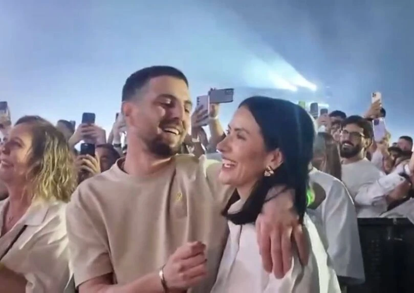 אלקנה בוחבוט ואשתו ברגע מרגש עם אייל גולן בפארק הירקון