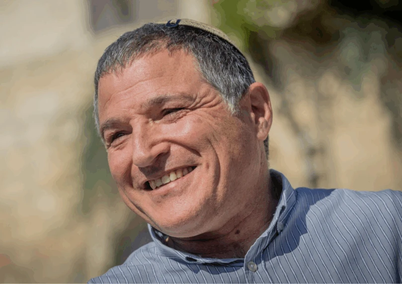 סערה בכוס מים: דוד זיני סירב ללחוץ יד לנשים - וחטף מהשמאל