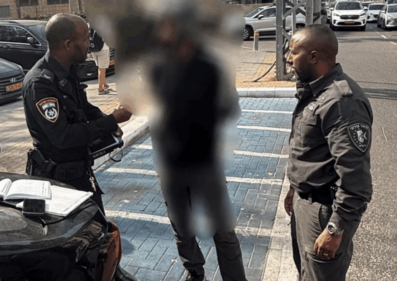 גנב קורקינט, נעצר על ידי ניידת ותקף שוטרות באגרופים