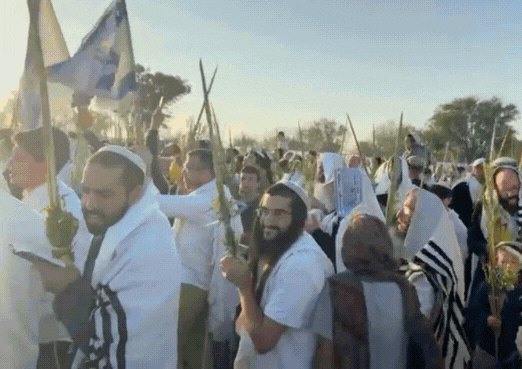 מאות בשירת הלל סמוך לחניון רעים, לקראת חזרת החטופים | צפו