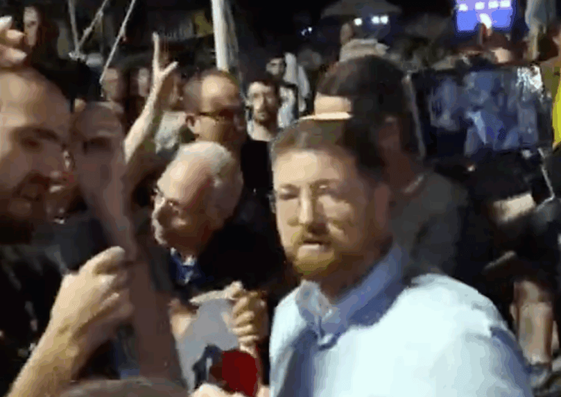 אלימות בשידור חי: כתב עכשיו 14 הותקף בכיכר החטופים | צפו