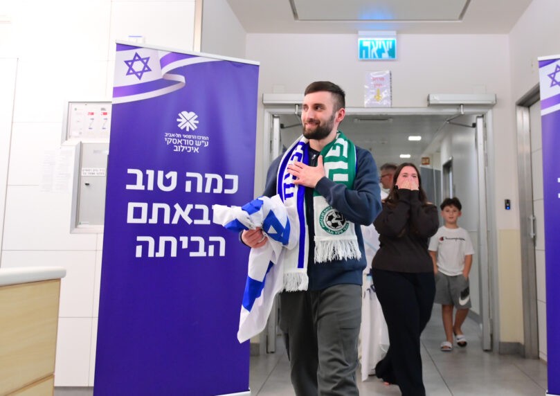 שורד השבי מתן אנגרסט בשיחה מרגשת עם מפקד חטיבה 7 | צפו