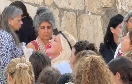 "נשות הפרובוקציה" שוב מחללות את הכותל המערבי | תיעוד