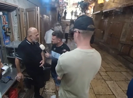 העיתונאי הבריטי שנפגש עם ערבים בירושלים - והדהים את הרשת