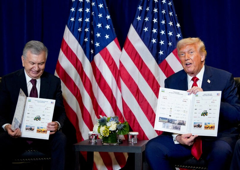 מתחת לאף של פוטין: טראמפ חתם על הסכם ענק עם אוזבקיסטן