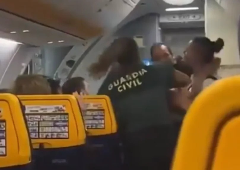 שוטרים ניסו להוריד לוחמת MMA מטיסה - וסיימו בחדר מיון
