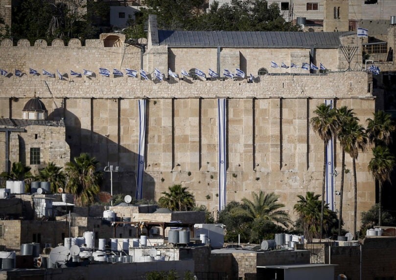 צפו: הגילוי המרעיש מתחת למערת המכפלה שמשנה את ההיסטוריה