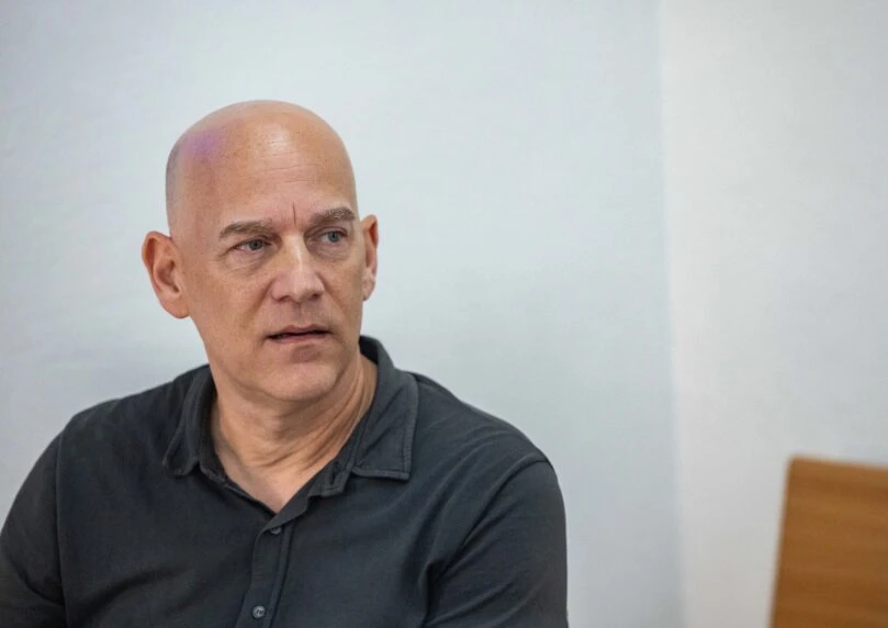 האבטחה שהוצמדה לגיא פלג אינה חוקית - ערוץ 12 נאלץ להסירה