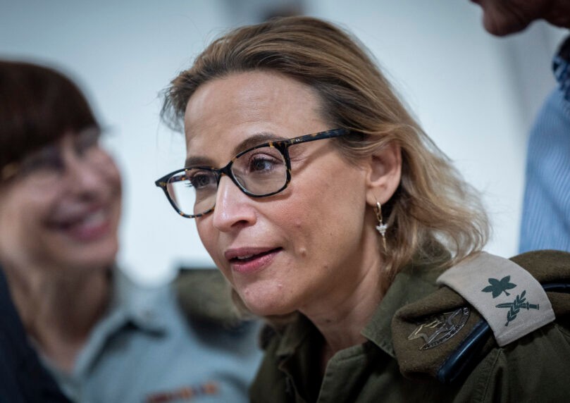 הפצ"רית לשעבר הובאה לדיון בהארכת מעצרה ללא אזיקים