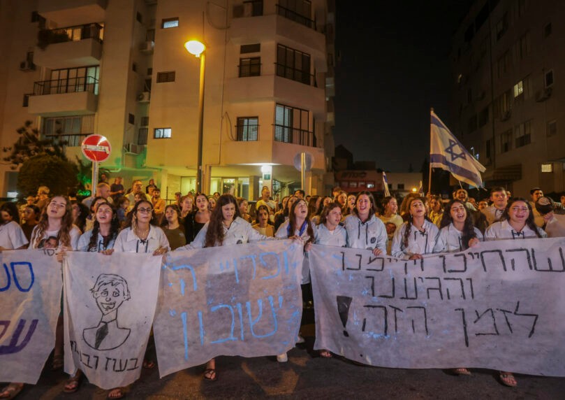משפחת גולדין ועשרות אזרחים שרים יחד את "התקווה" | צפו