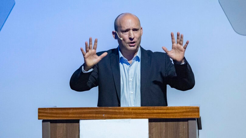 ברדוגו על בנט: "כמו גרב שעברה מימין לשמאל, הריח נשאר מסריח"