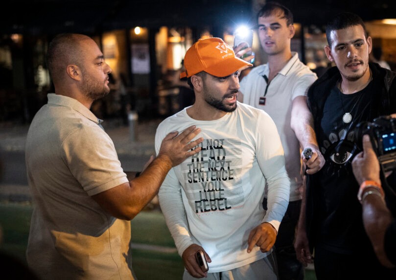 לאחר שניסה לעלות על הבמה: פעיל הימין מרדכי דוד עוכב בקפלן