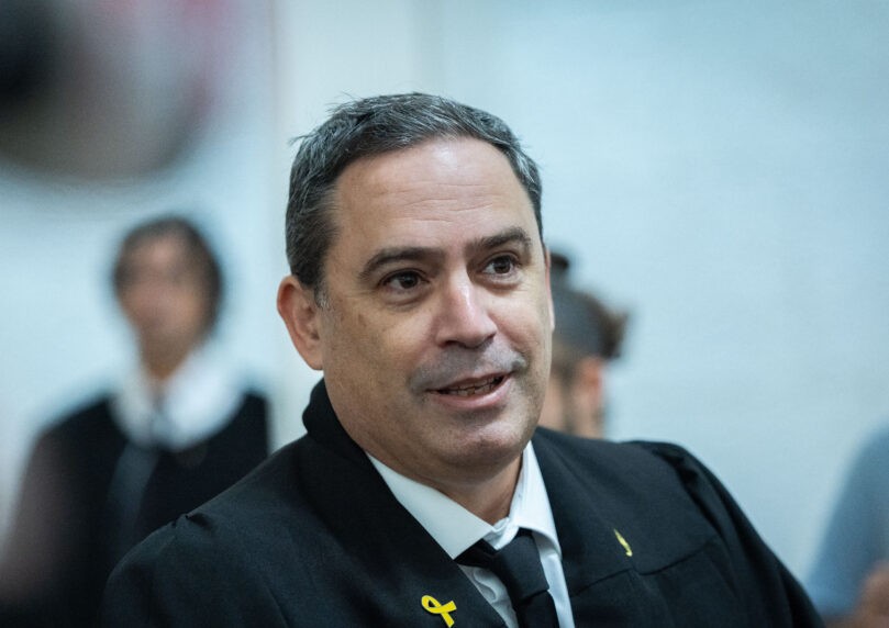 עובדים בלשכת עוה"ד מאיימים בשביתה: "עמית בכר חצה קו אדום"