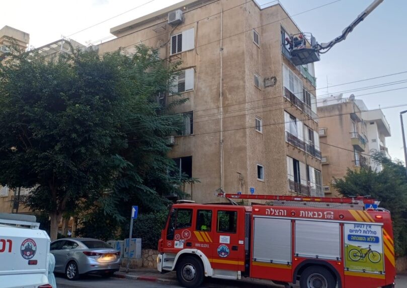 ראשון לציון: לכוד חולץ מדירה בוערת - מאמצי הכיבוי נמשכים