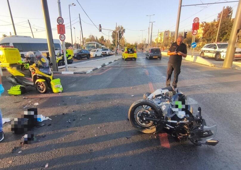 ירושלים: רוכב אופנוע כבן 20 נפצע מפגיעת אוטובוס, מצבו קשה