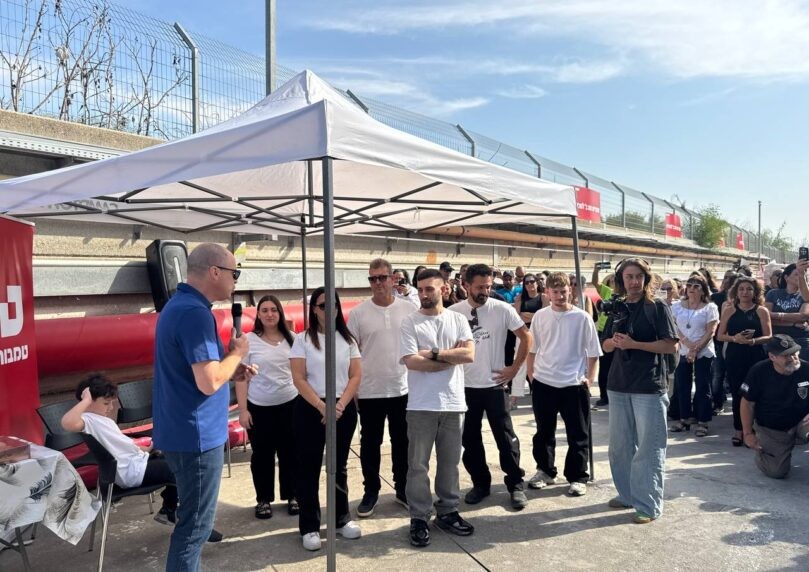 סגירת מעגל מרגשת: מתן אנגרסט הסיר את השלט שקרא לשחרורו