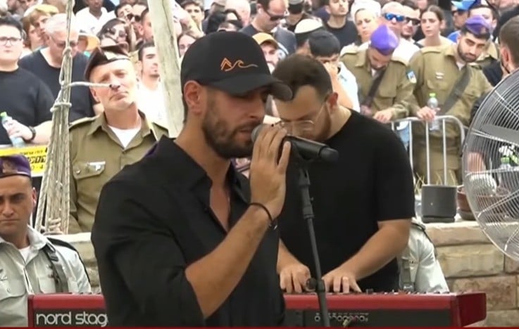 עם של גיבורים: עידן עמדי בביצוע מצמרר בהלוויית הדר גולדין