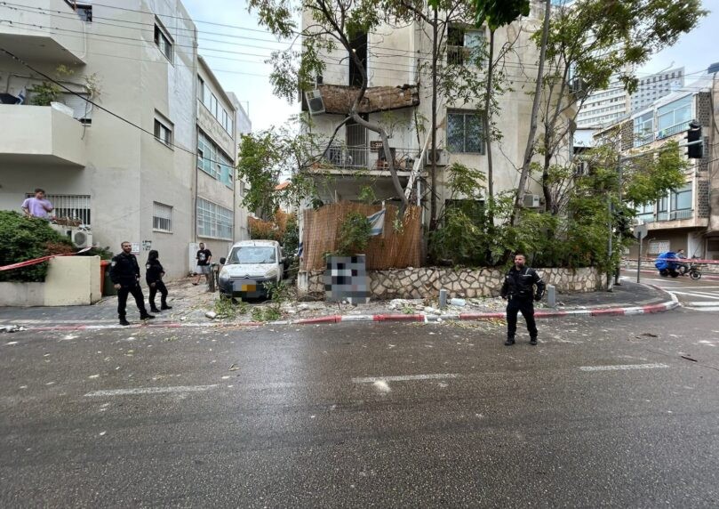 מרפסת קרסה ברחוב גרוזנברג, הדייר נפצע באורח קל | תיעוד