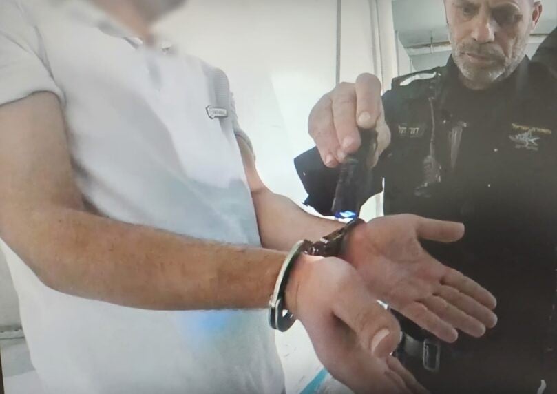 החשוד בריסוס על ערוץ 13 שוחרר למעצר בית בתנאים מגבילים