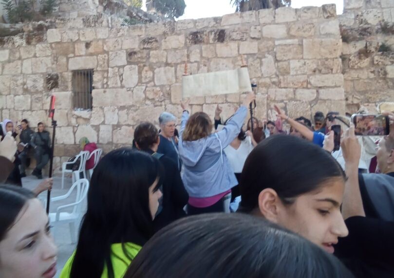 נשות השמאל הקיצוני החביאו ספר תורה בשירותים ציבוריים