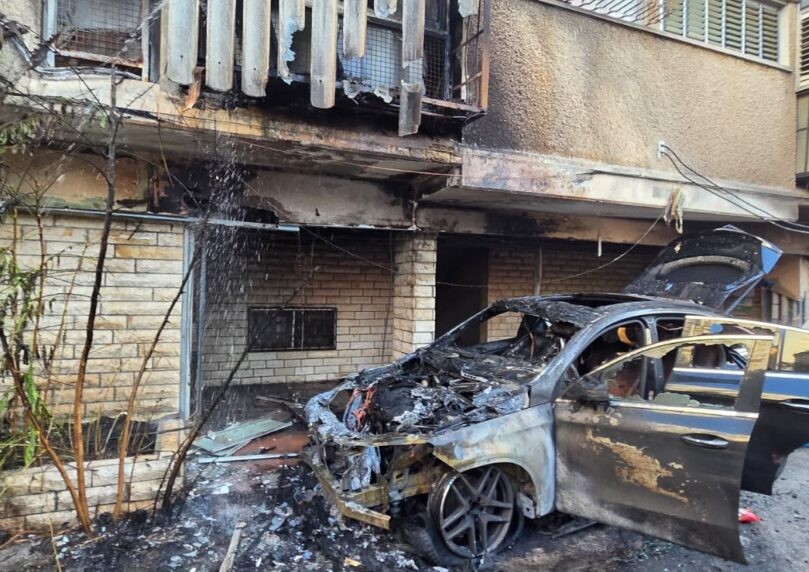 חשד להצתה בחיפה: 4 דיירים בהם תינוק חולצו משריפה בבניין