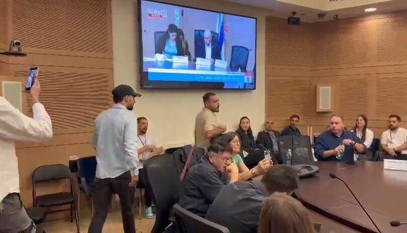 מרדכי דוד התקבל במחיאות כפיים בדיון על "הטרדת עיתונאים"
