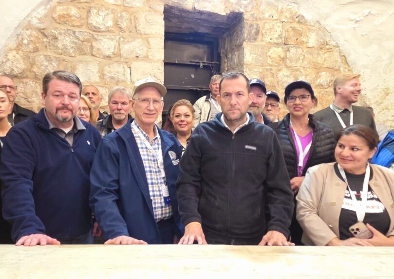 פרסום ראשון: 20 חברי בתי נבחרים מארה"ב ביקרו בקבר יוסף בשכם