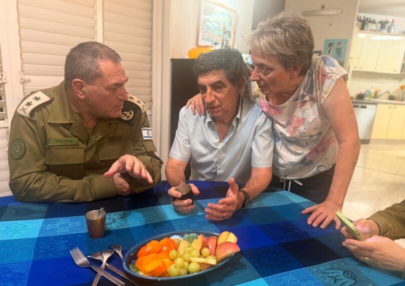 מזמור לתודה: צפו בחיבוק המרגש של לאה גולדין והרמטכ"ל