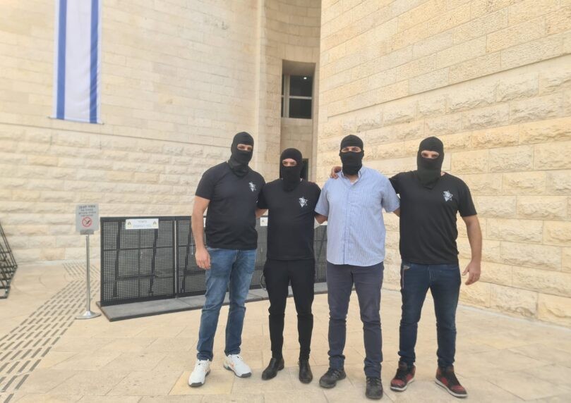לוחמי שדה תימן הגיעו לדיון בבג"ץ והתקבלו בתשואות | צפו