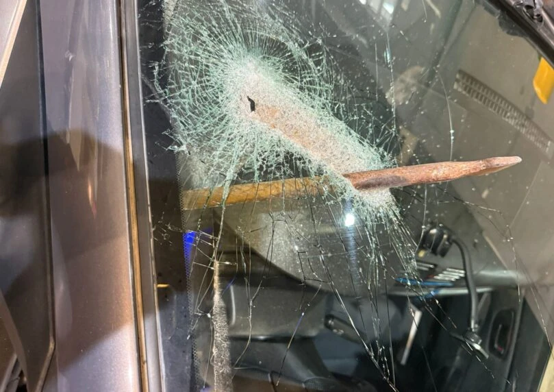 מוט ברזל חד שנזרק על ידי מחבל פגע ברכב ישראלי בכביש 5