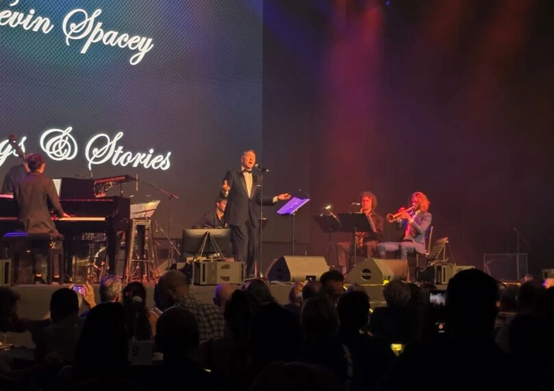 קווין ספייסי הדהים את תל אביב: המופע החד-פעמי שהפך לחוויה